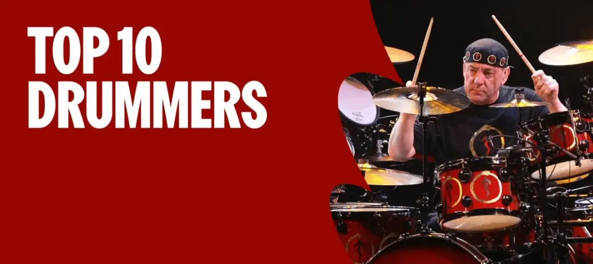 Ein Schlagzeuger spielt ein bekanntes Lied mit Trommeln. Der Text "TOP 10 DRUMMERS" ist prominent platziert.