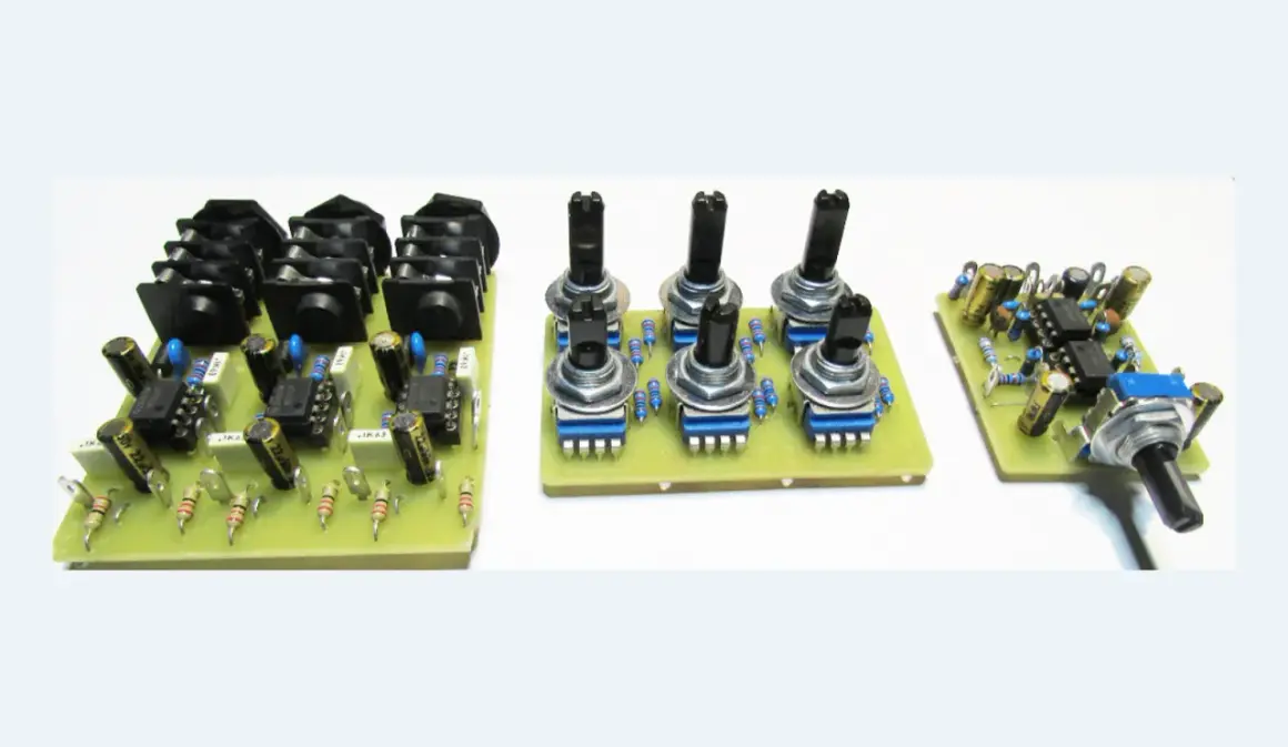 Elektronik-Bausätze für ein Mischpult selber bauen: drei Platinen mit Schaltern, Potis und ICs.