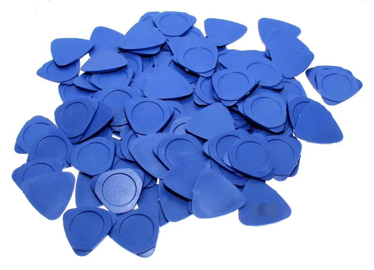 Ein Haufen blauer Plektren, bereit für kreative Ideen zum Plektren selber machen.