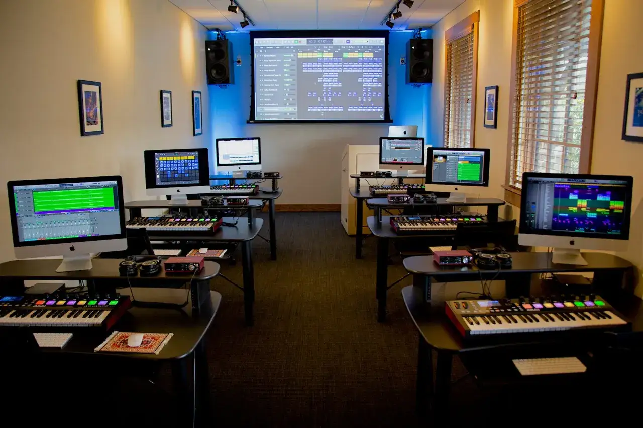 Ein Musikstudio mit Computern, Keyboards und Lautsprechern, bereit für die Erstellung von synth music.