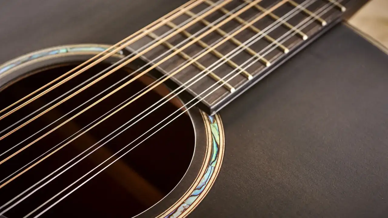 Nahaufnahme einer 12-seitigen Gitarre mit detailliertem Griffbrett und Schallloch.