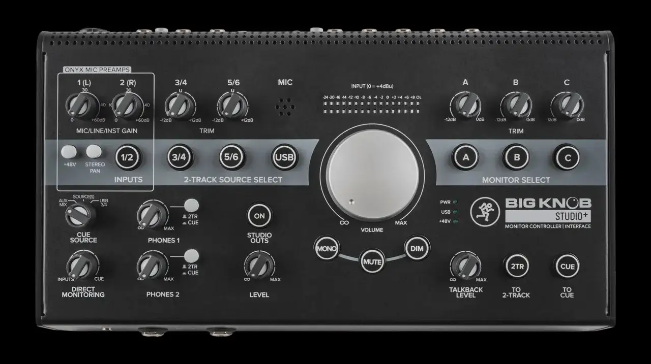 Ein Mackie Big Knob Studio+ mit vielen Reglern, darunter MIC/LINE/INST GAIN, TRIM und VOLUME.