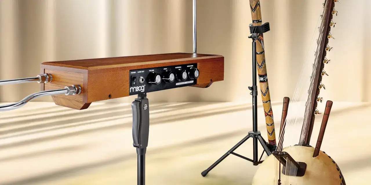 Ein Moog Theremin und eine Kora, zwei ausgefallene Blasinstrumente, stehen nebeneinander.