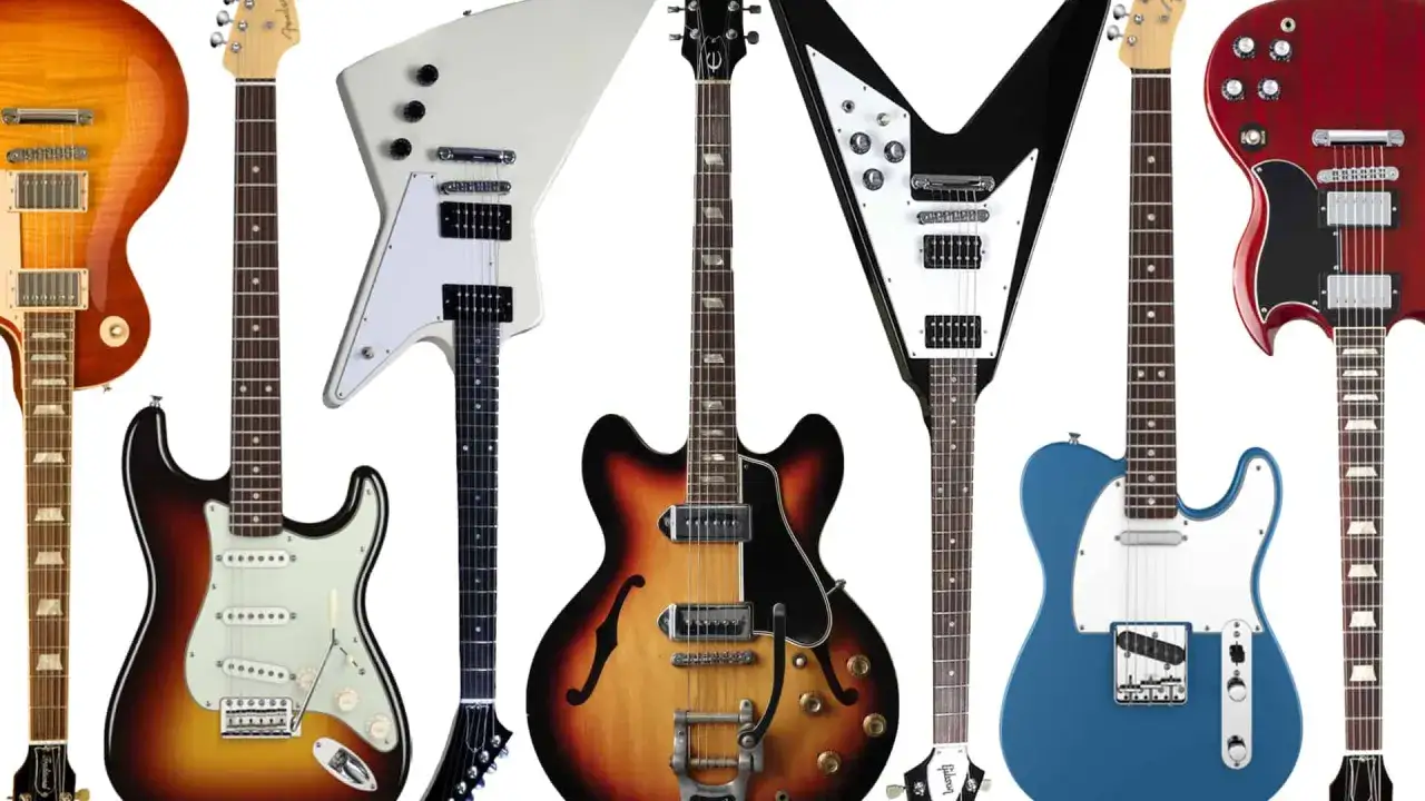 Eine Sammlung von E-Gitarren, darunter eine rote Gibson SG, eine blaue Telecaster und eine Sunburst-Stratocaster. Diese Klampfen sind bereit für Rock'n'Roll.