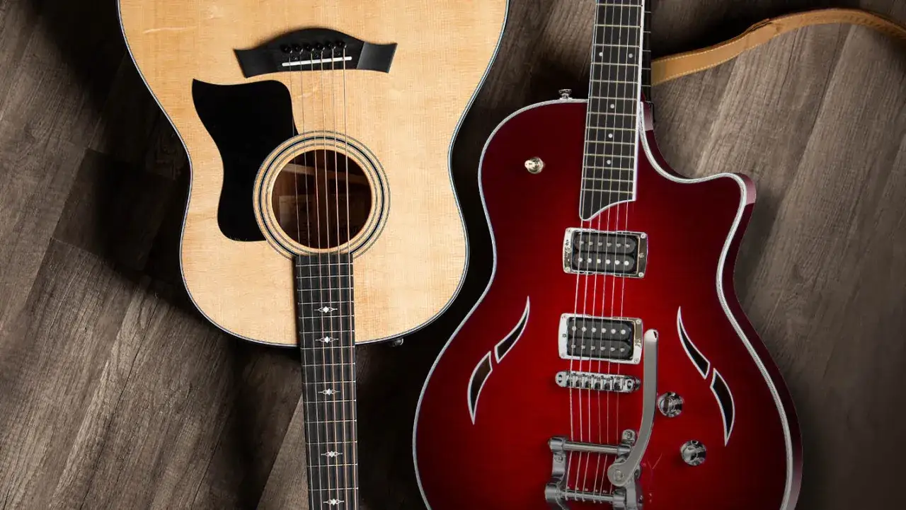 Zwei Gitarren, eine Akustikgitarre und eine rote E-Gitarre, liegen nebeneinander. Hier gibt es Gitarre Infos für Musiker.