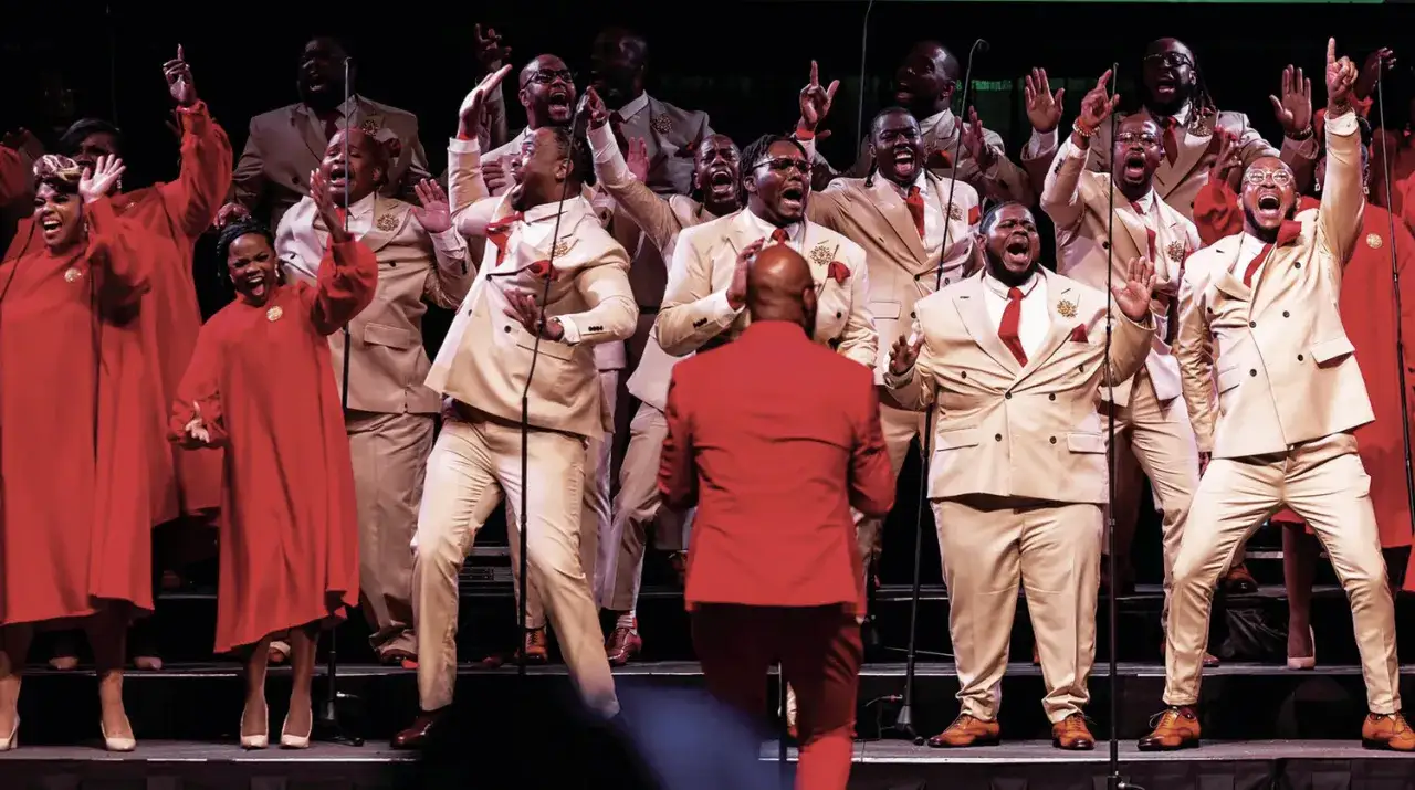 Chor in roten und beigen Anz&uuml;gen singt mitrei&szlig;ende gospel songs zum mitsingen. Die Darsteller sind voller Energie und Leidenschaft.