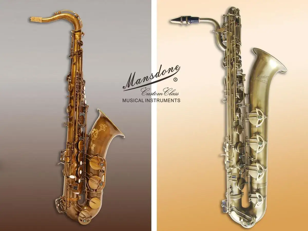 Zwei glänzende Saxophone, eines mit floraler Gravur, bereit für jazzige Melodien.