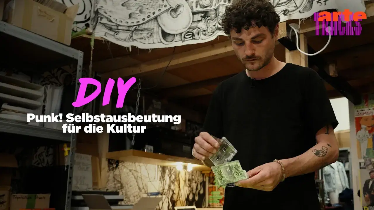 Mann mit Tattoos hält eine Kassette, die DIY-Kultur und Punk heute verkörpert.