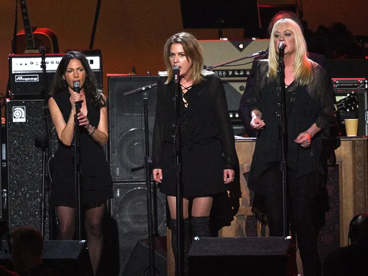 Drei Sängerinnen auf einer Bühne, die an die Ära der Girlbands der 70er erinnert. Eine Liste von Hits, die man sich anhören muss.