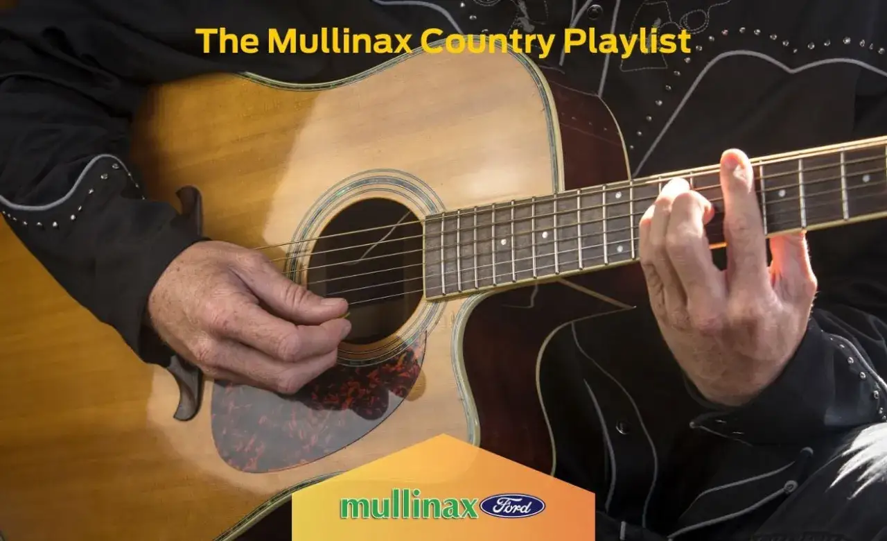 Mann spielt Akustikgitarre, bereit f&uuml;r einen country song bekannt. Mullinax Ford Playlist.