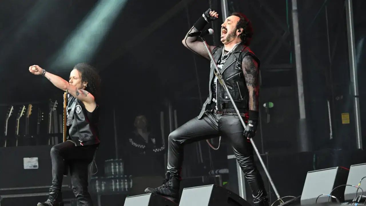 Sänger und Gitarrist einer der angesagtesten goth bands, live auf der Bühne.