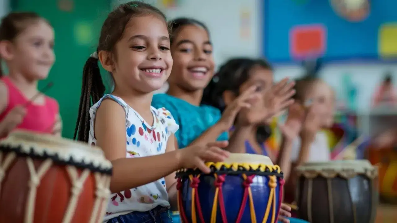Kinder trommeln fröhlich und entwickeln ihren Musikgeschmack.
