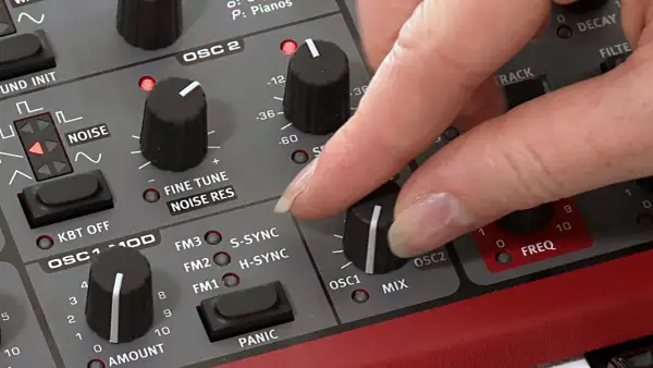 Hand dreht Regler an einem Synthesizer, um den perfekten Sound für Synth-Musik zu kreieren.