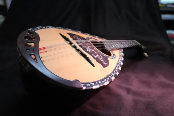 Eine wunderschöne Mandoline mit filigranen Verzierungen. Was ist eine Mandoline? Ein Saiteninstrument, das für seine zarte Melodie bekannt ist.