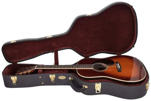 Eine wunderschöne Akustikgitarre mit einem warmen Farbverlauf liegt sicher in ihrem dunkelroten, samtbezogenen Koffer. Die bund gitarre ist bereit für ihren nächsten Auftritt.
